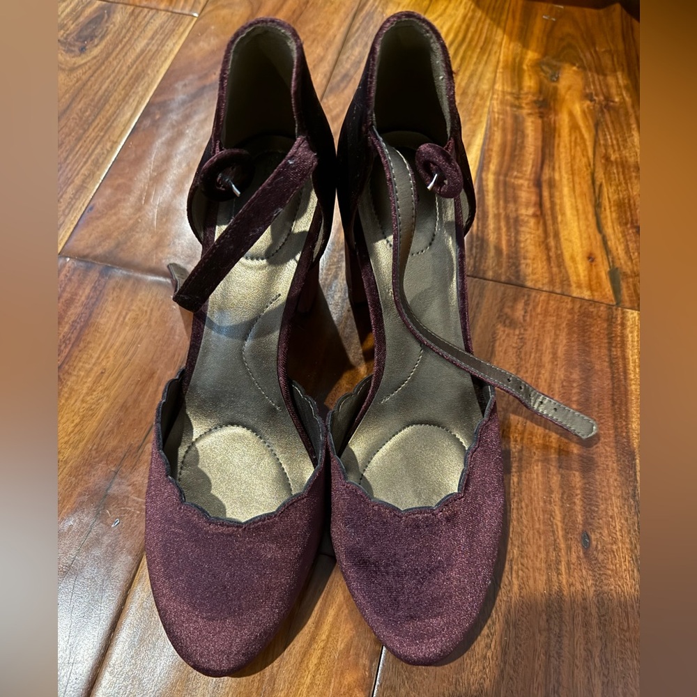Bandolino Maroon Suede Heels